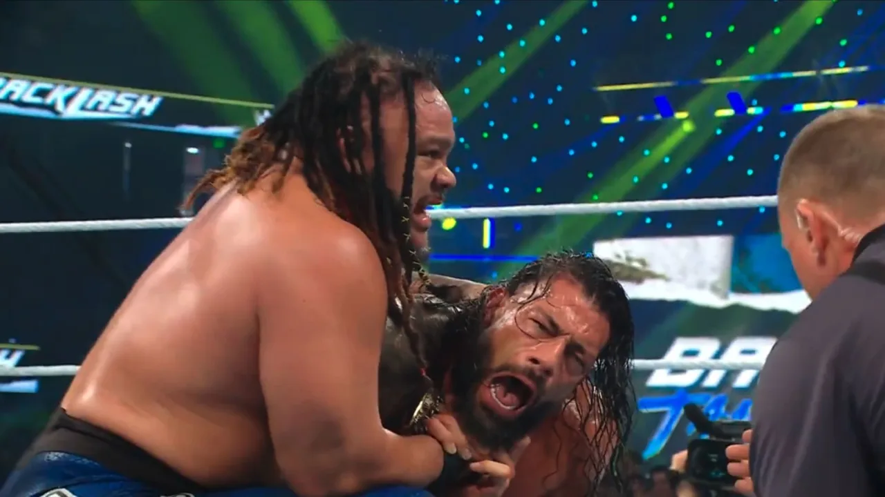 Roman Reigns treina com correntes pesadas, exibindo bíceps flexionados e o cinturão para destacar seu vigor físico