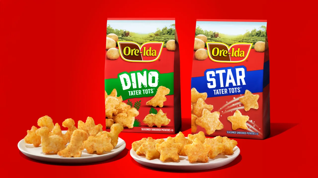 Tater Tots de dinossauro e estrela assados com brócolis e molho de iogurte em um prato branco minimalista