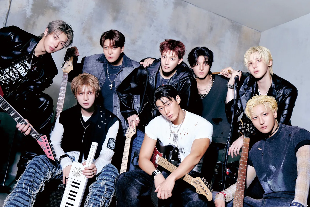 Silhueta de um membro de ATEEZ sobre fundo estelar, com o logotipo neon do grupo e a frase misteriosa em inglês