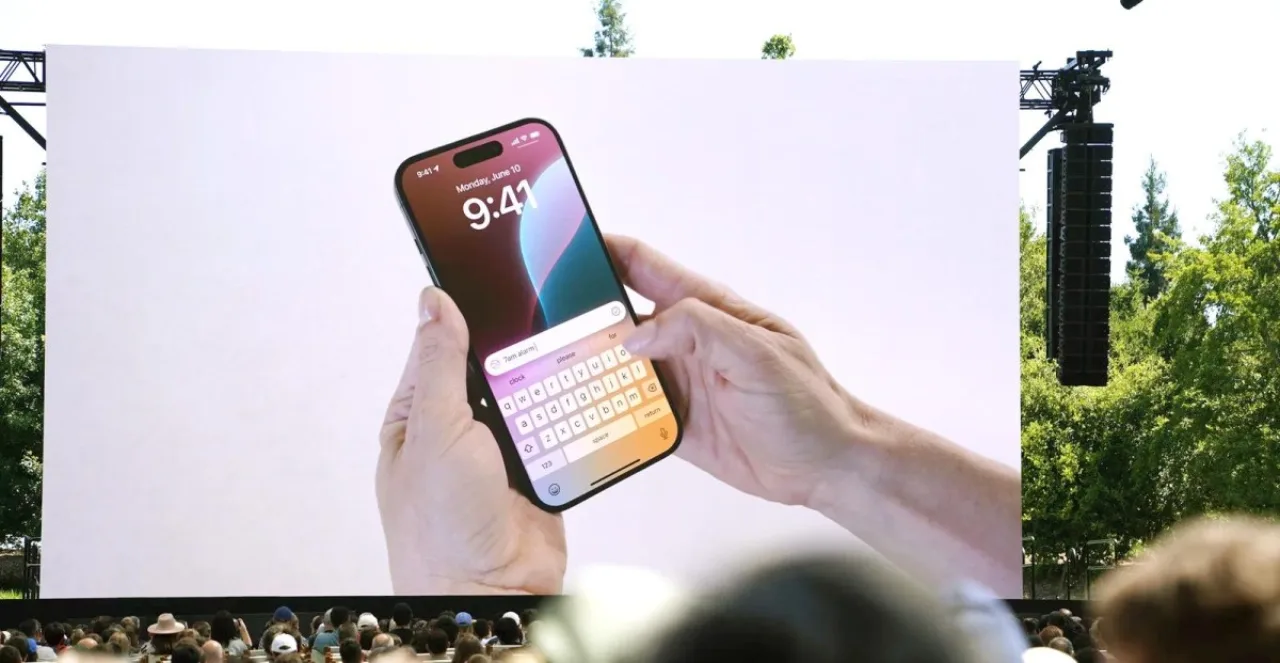 Pessoa correndo ao ar livre, usando fones Bluetooth e segurando iPhone que exibe a nova Siri com ícones de IA