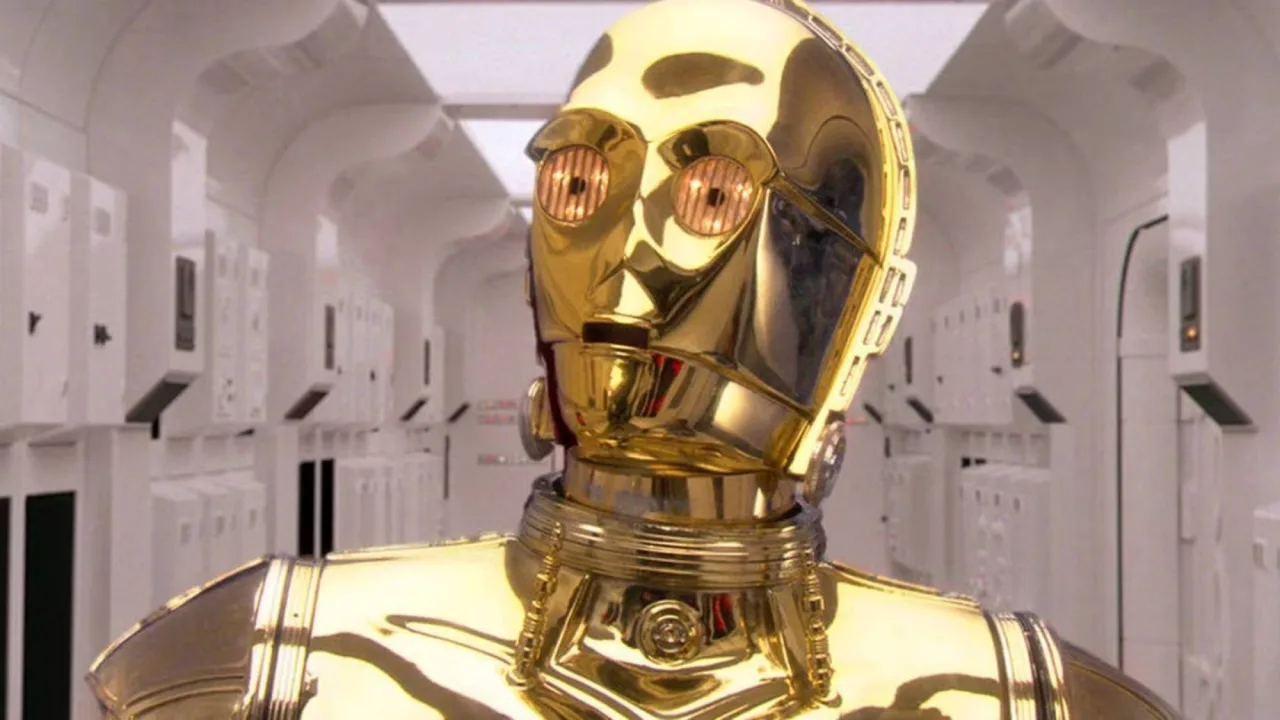 C‑3PO e Darth Vader em campo de futebol, ao lado do troféu do Super Bowl, com o logo Star Wars ao fundo
