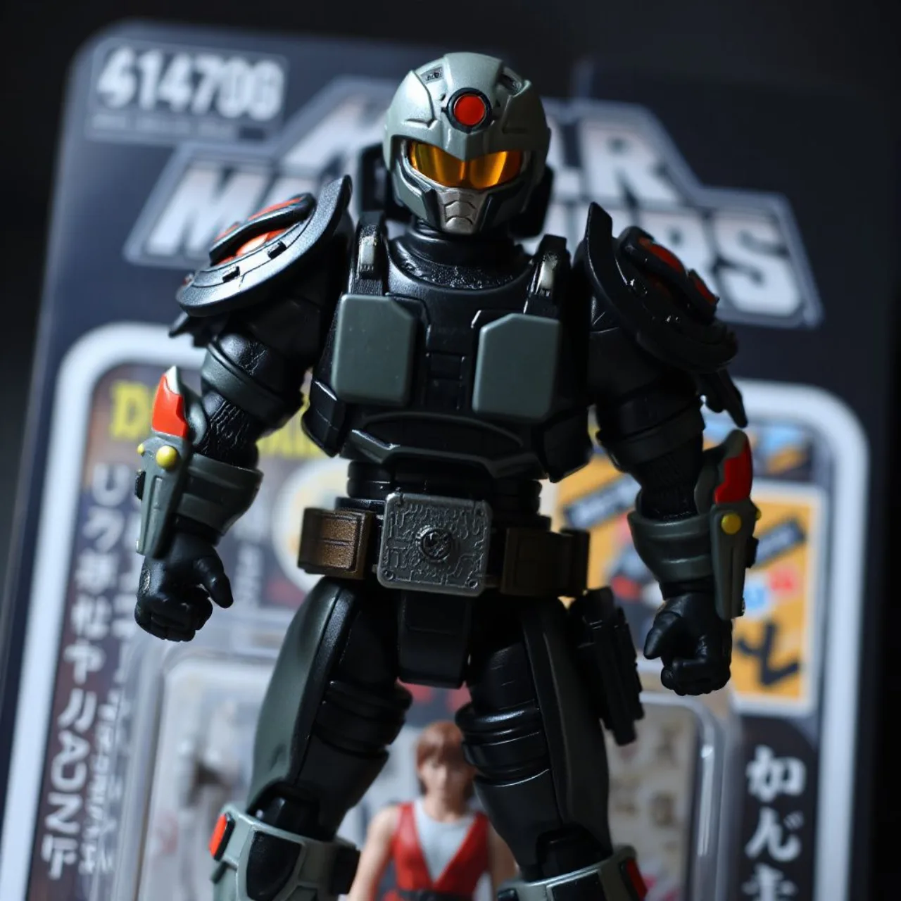 Showa WarLor, boneco retro‑futurista de kaiju, em destaque ao lado do logo da Planetoid Raiders