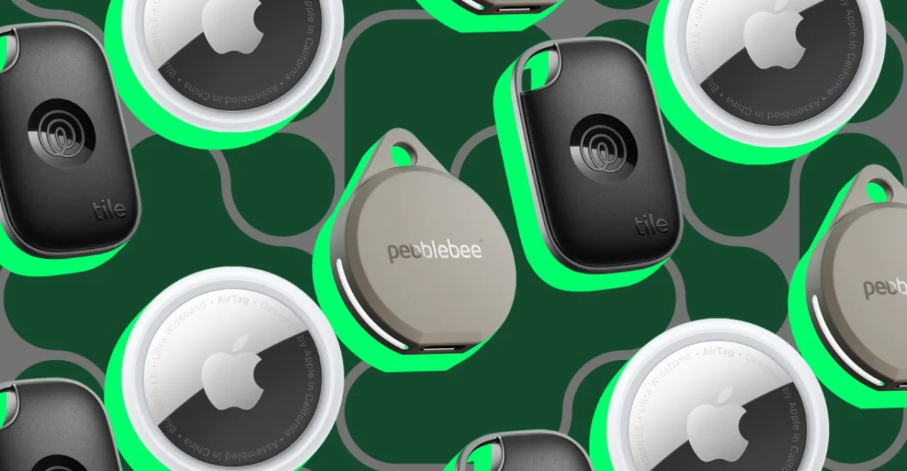 Pessoa segurando um smartphone com aplicativo de rastreamento aberto ao lado de uma chave com Apple AirTag acoplado