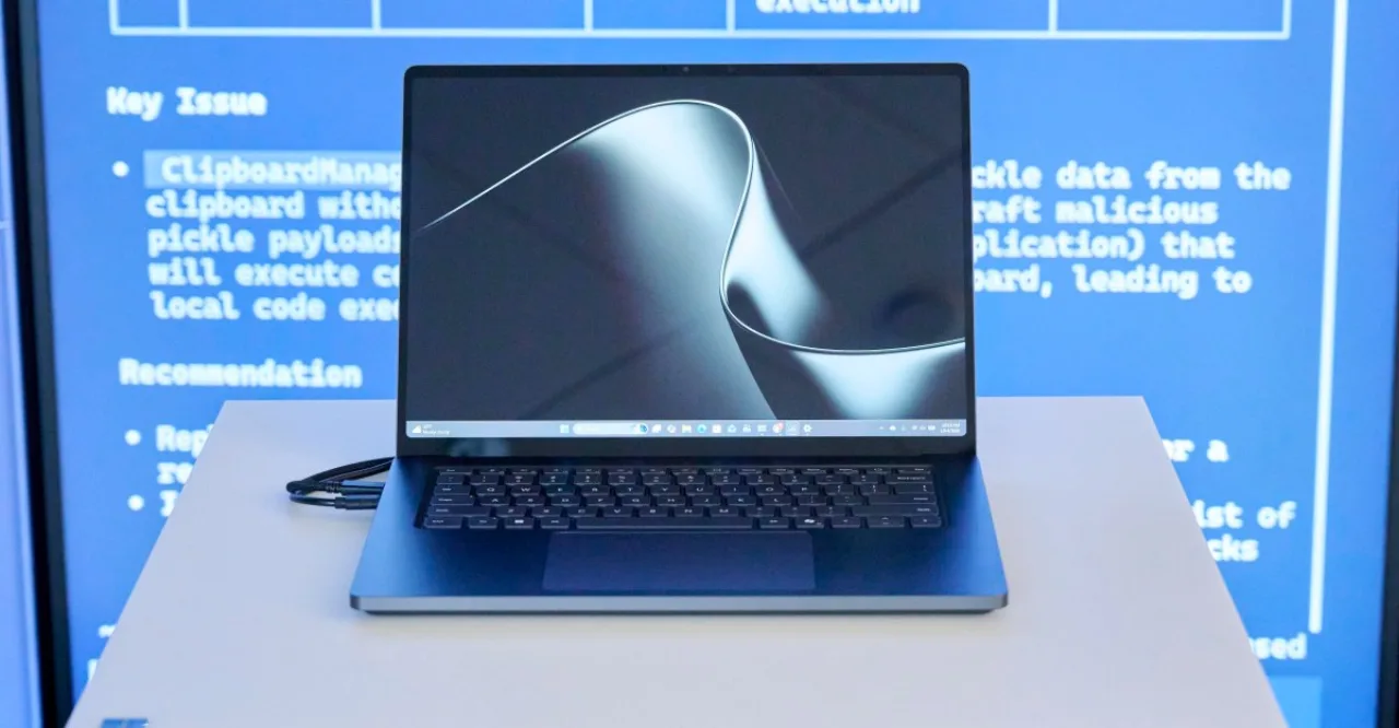 Surface Laptop Ultra aberto, exibindo tela de alta resolução e acabamento em alumínio semelhante ao MacBook Pro