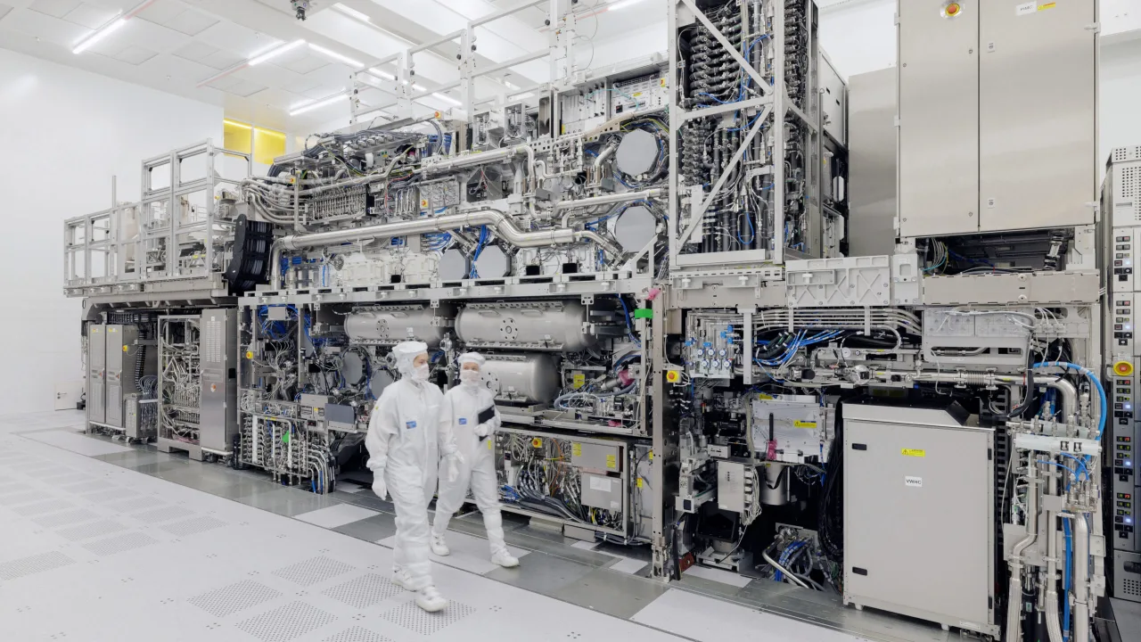 Máquina de litografia EUV da ASML em um cleanroom, com logos da Samsung e da TSMC ao fundo
