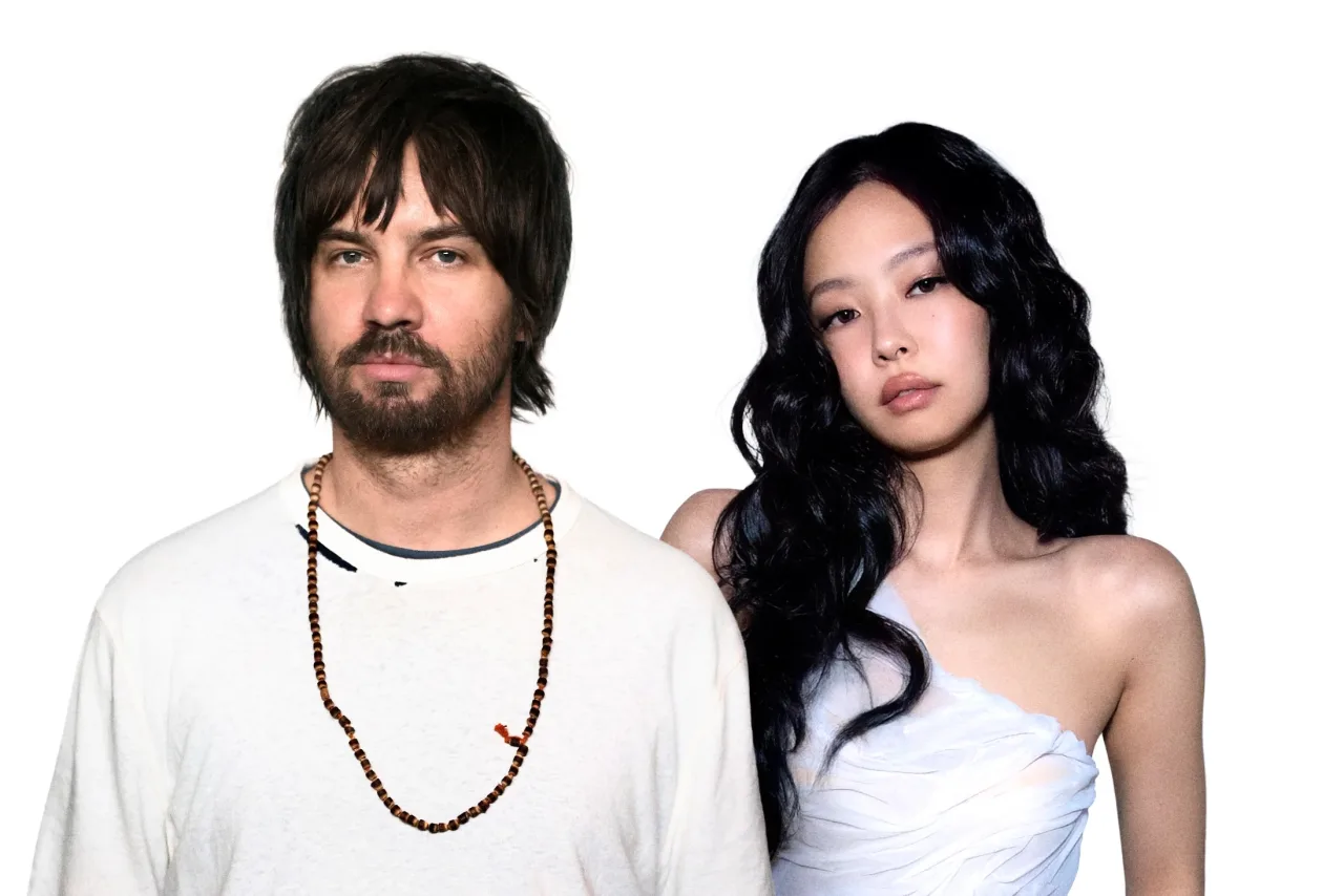 Jennie ao lado de Kevin Parker, com capa de ‘Dracula’ e logo da Billboard ao fundo, simbolizando o hit número 1
