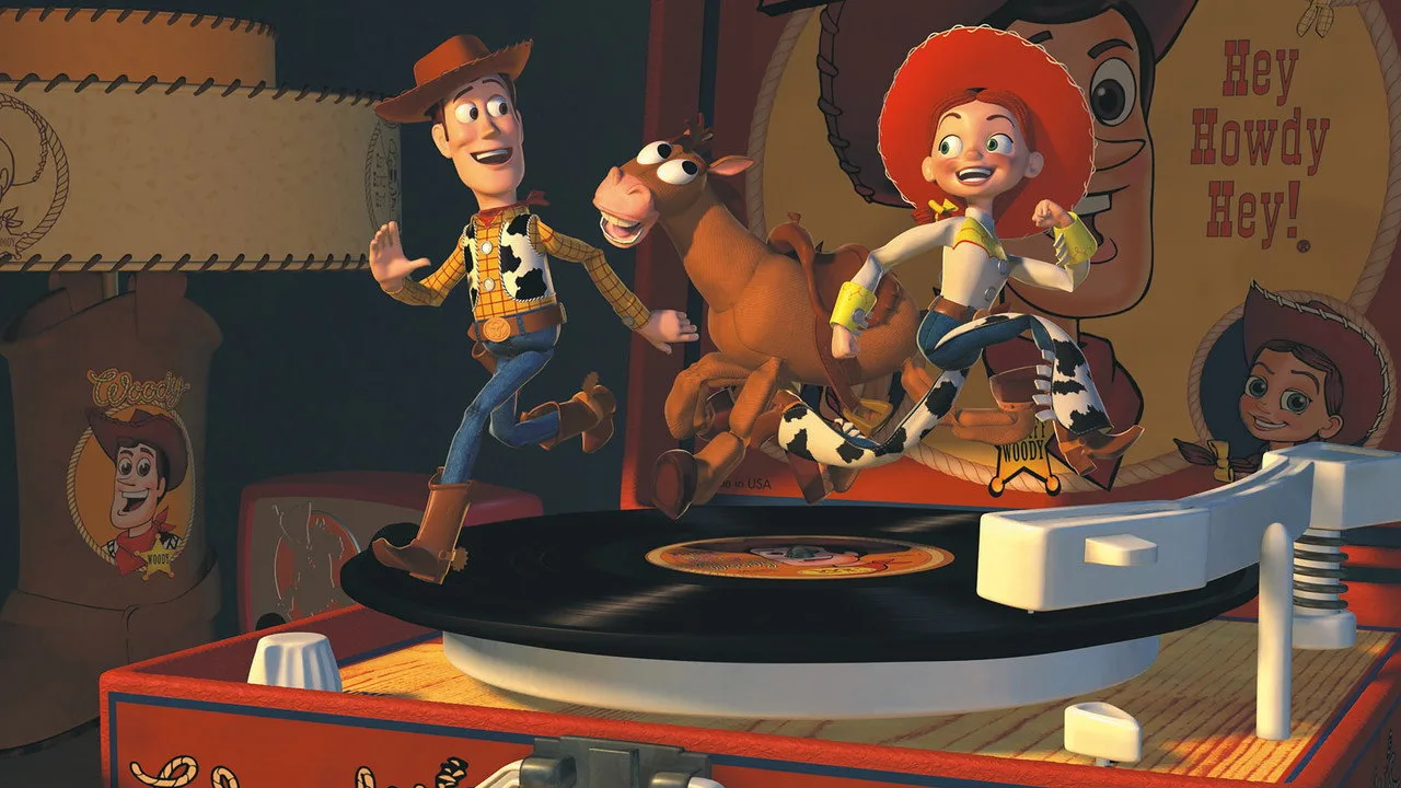 Jovem correndo na esteira enquanto assiste a cenas de Toy Story 2 no tablet