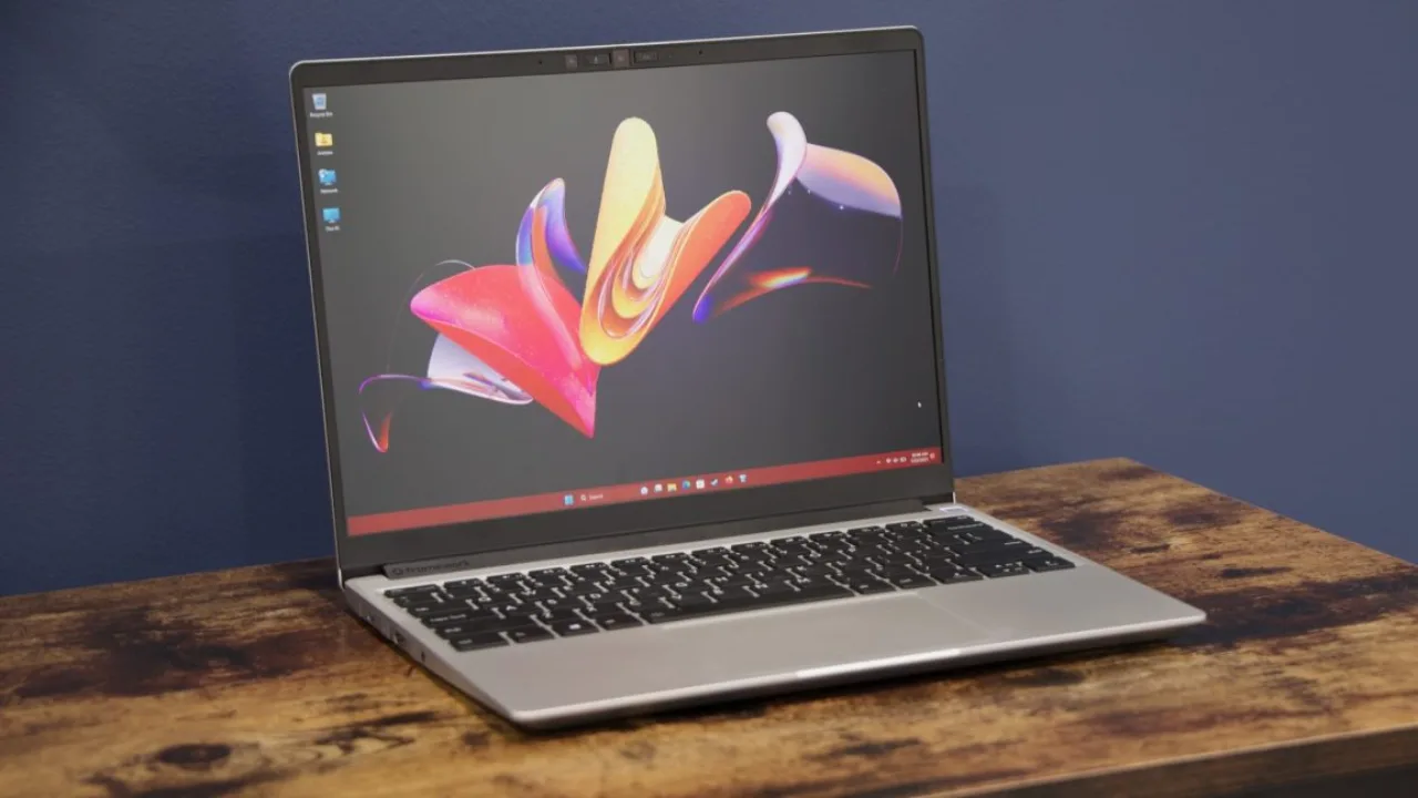 Jovem sentado no chão, fazendo alongamento, com laptop aberto exibindo tela preta e barra de progresso travada