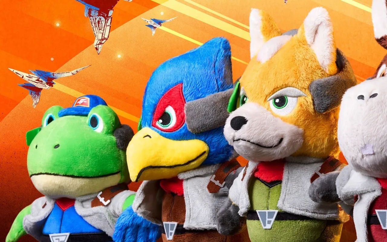 Fox McCloud, Falco, Peppy e Slippy em pelúcia, dispostos sobre uma bancada de loja com etiquetas de preço e bandeira da Nintendo