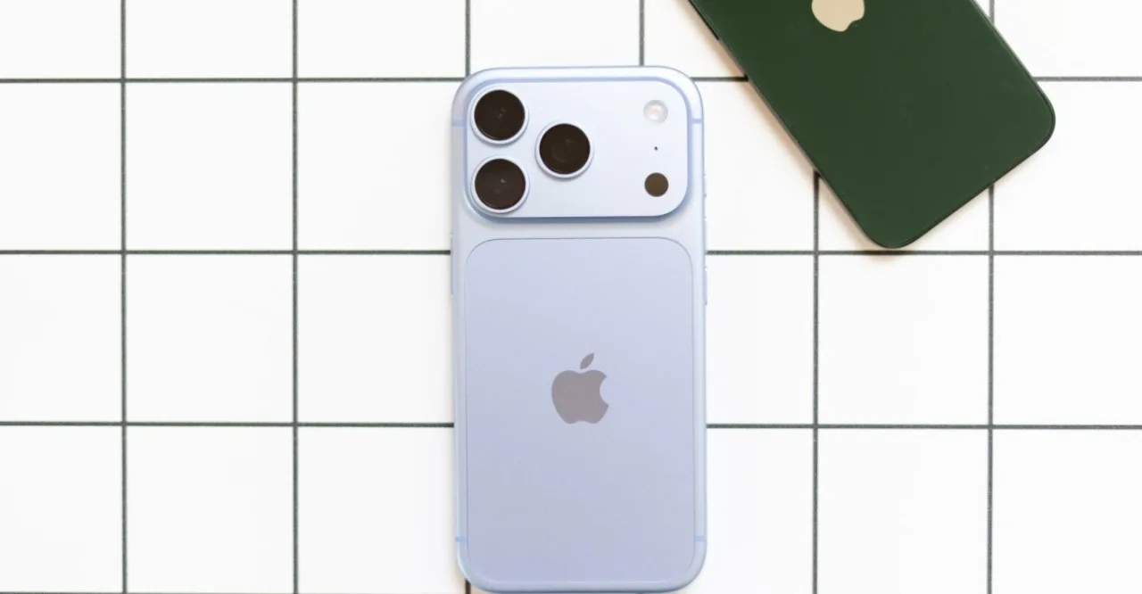Dois iPhones lado a lado exibindo a tela de chamada com o ícone Handoff da Apple
