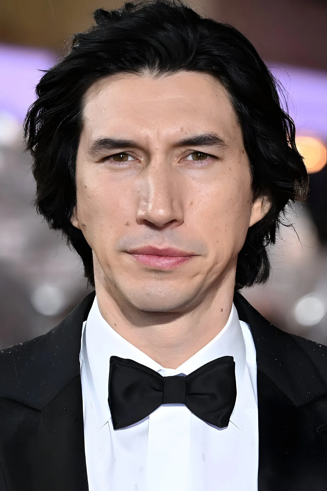 Adam Driver, em traje de Magneto, segura barra de halteres enquanto faz supino em academia