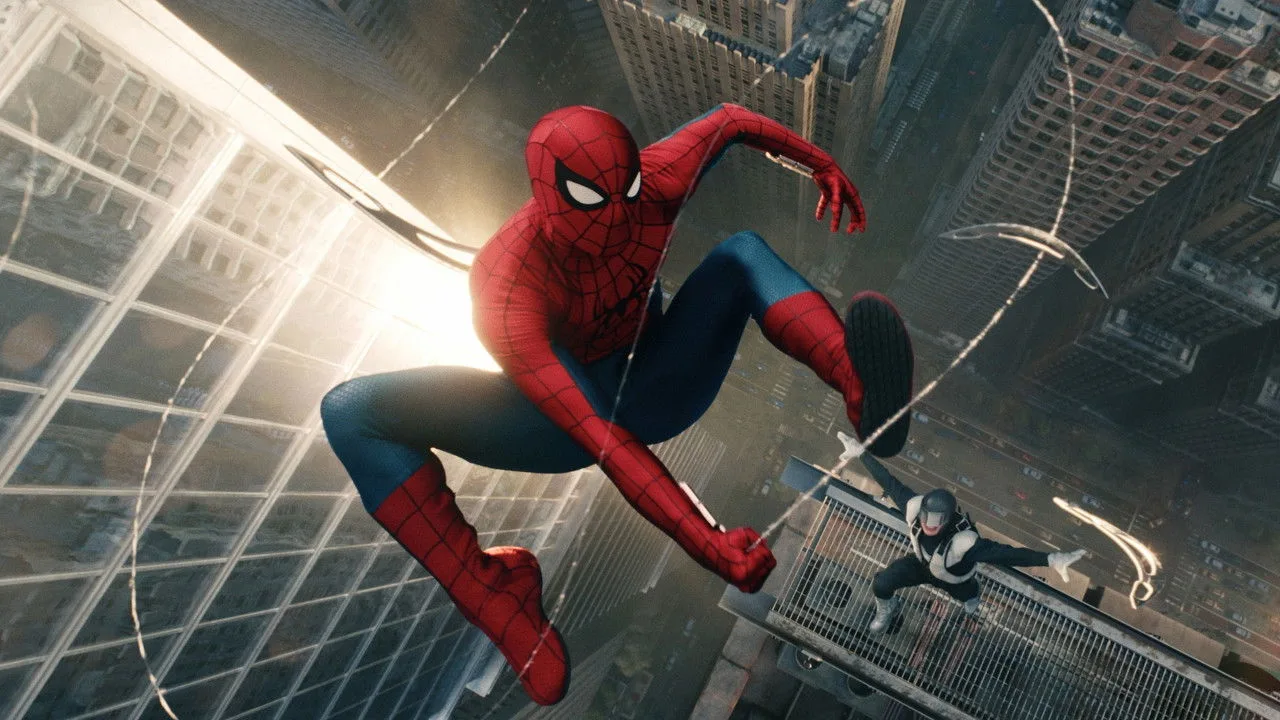 Ator com traje do Homem-Aranha realizando acrobacia real em set de filmagem com cabos e cenários físicos detalhados