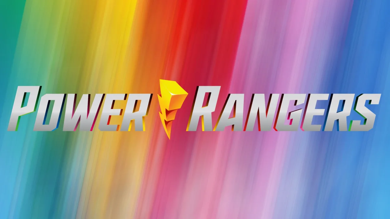 Atleta vestindo traje colorido estilo Power Rangers levanta halteres ao lado de um notebook aberto