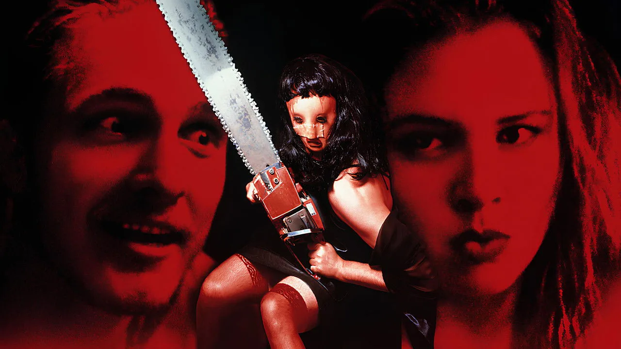 Zellweger e McConaughey ao lado de serra elétrica, sobre o pôster de Return of the Texas Chainsaw Massacre