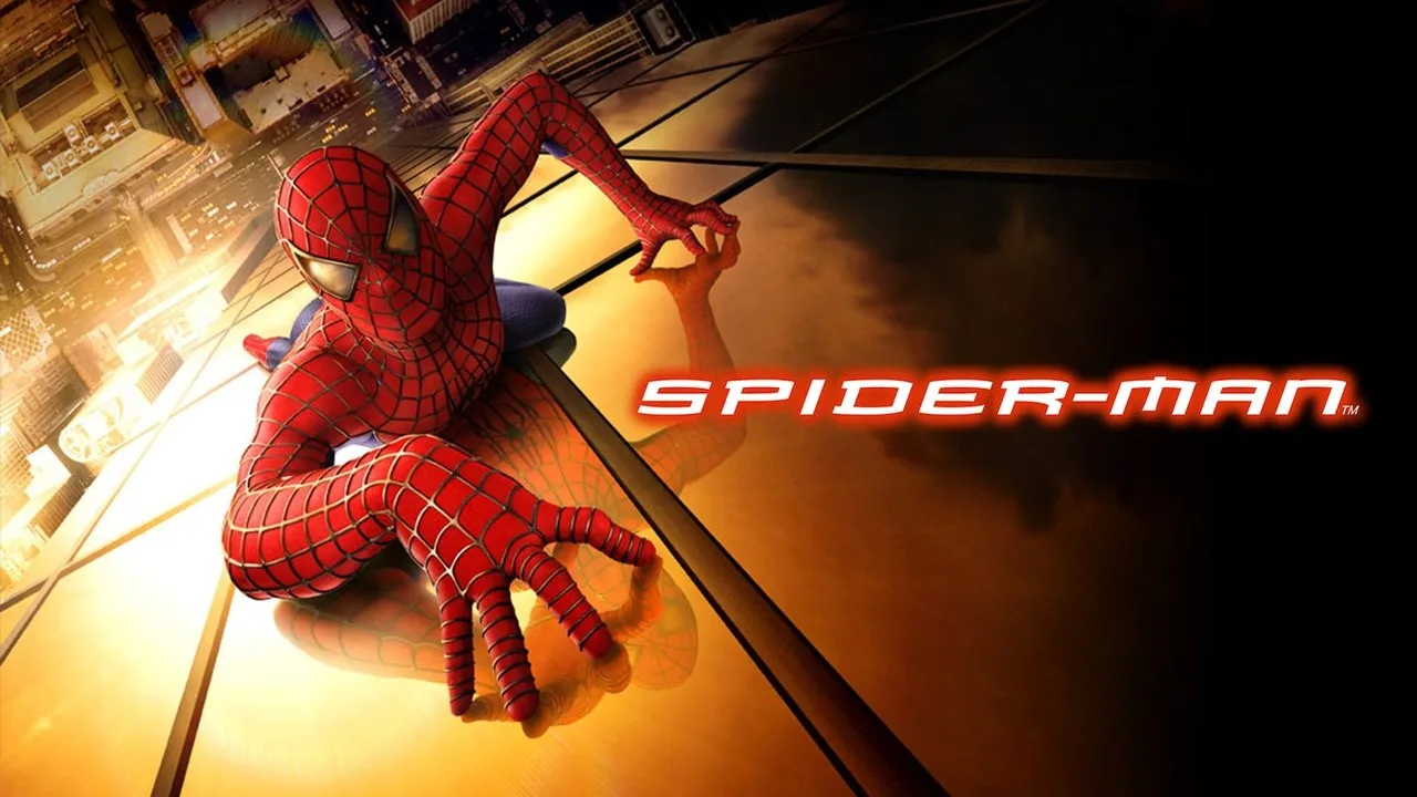 Homem-Aranha em pose atlética sobre um prédio, segurando uma teia enquanto exibe físico definido e agilidade