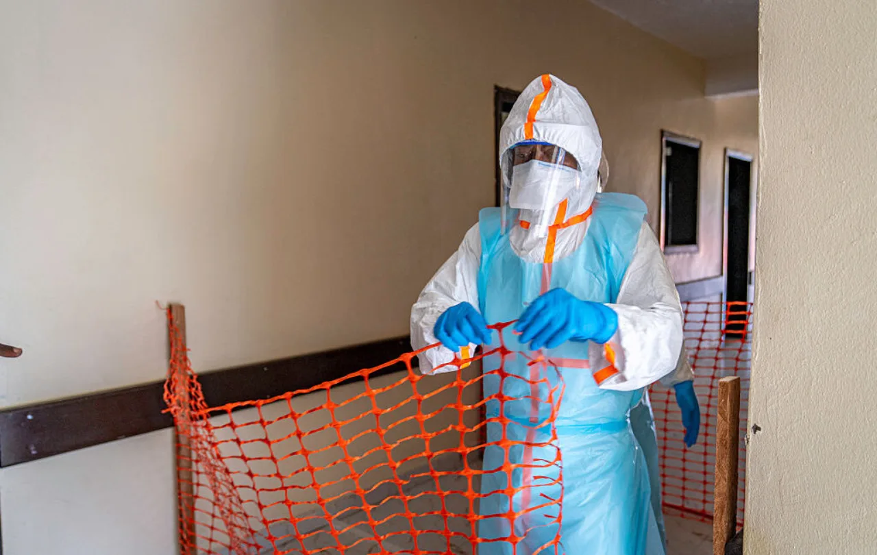 Cientista em laboratório manuseando frasco de vacina e equipamentos de biotecnologia para pesquisa de imunizantes