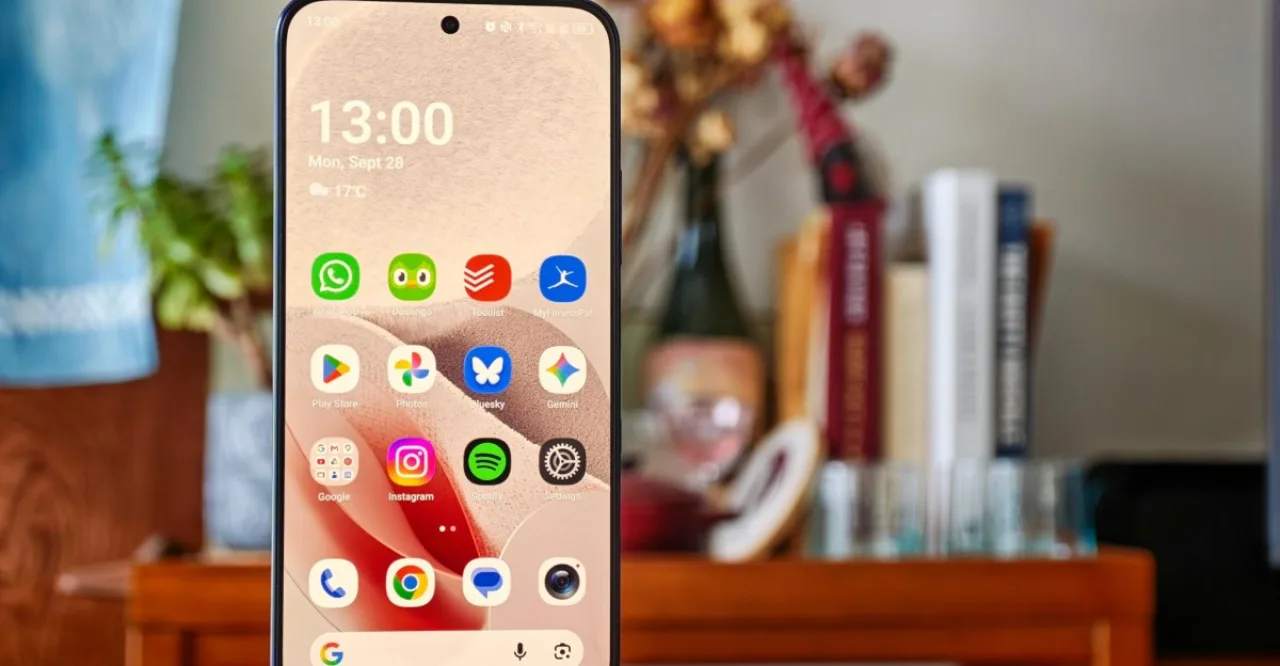 Smartphone TCL P80 Ultra exibindo sua tela matte OLED ao lado de um mockup do iPhone Duo com display fosco