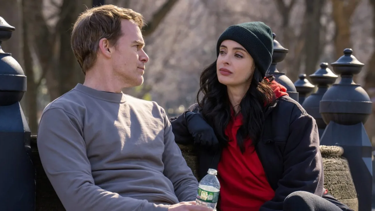Mulher em roupa de treino, segurando halteres, ao lado de capas de Dexter e Daredevil