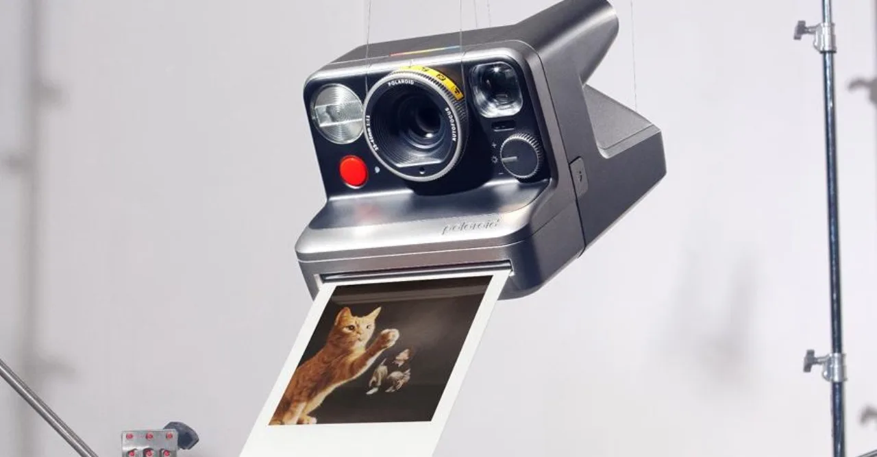 Câmera Polaroid Mod com dial de brilho na frente, quatro ícones de modos criativos ao redor e logo da marca