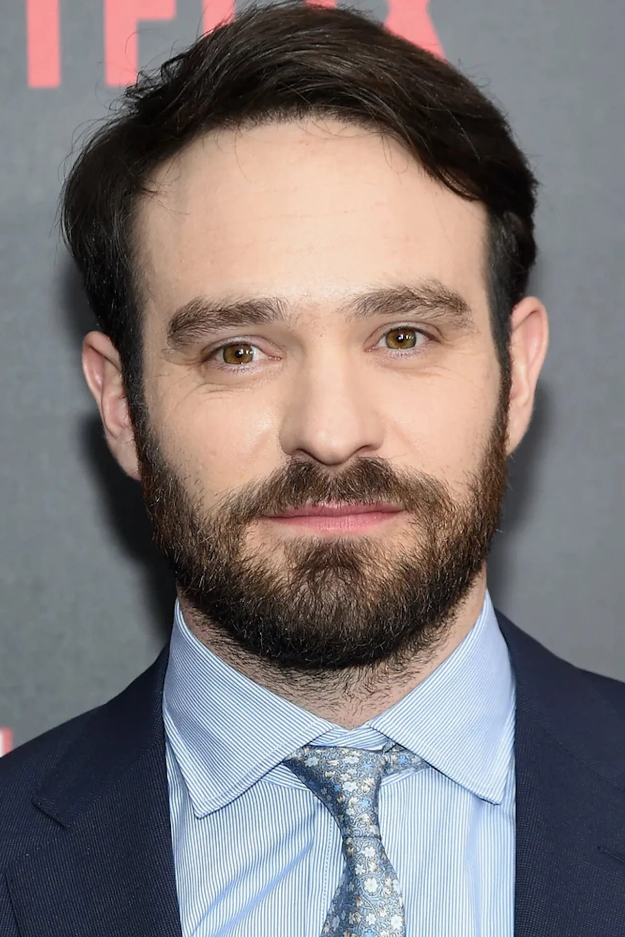 Matt Murdock fazendo flexões com luvas de boxe ao lado de Elektra segurando kettlebell