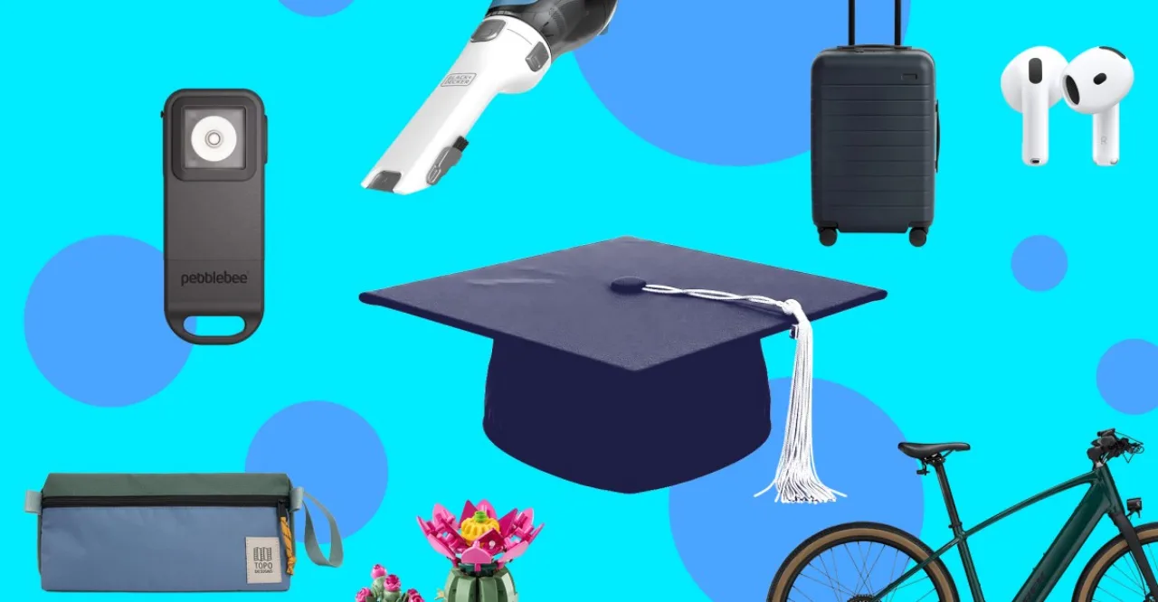 Smartwatch moderno, garrafa de água térmica e fones de ouvido sem fio dispostos sobre uma mesa de estudos organizada