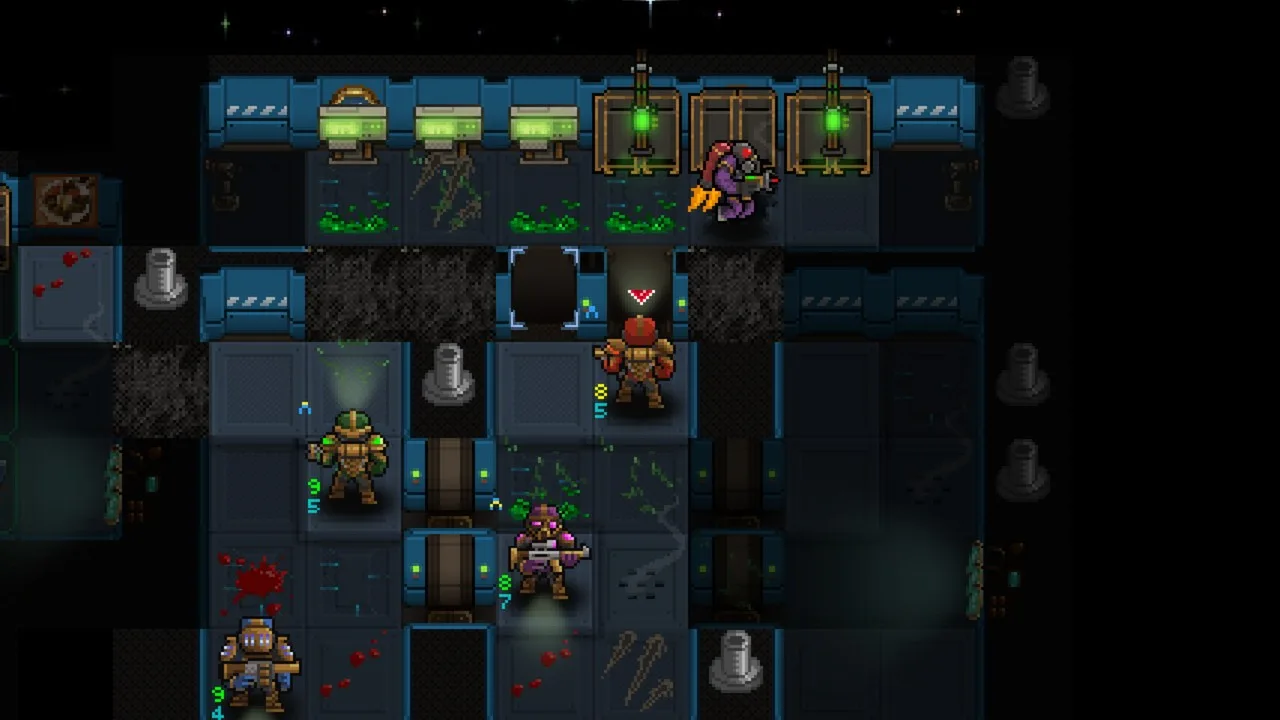 Pessoa jogando um ROG Ally em um sofá, cercada por acessórios de videogame e uma garrafa de água sobre a mesa