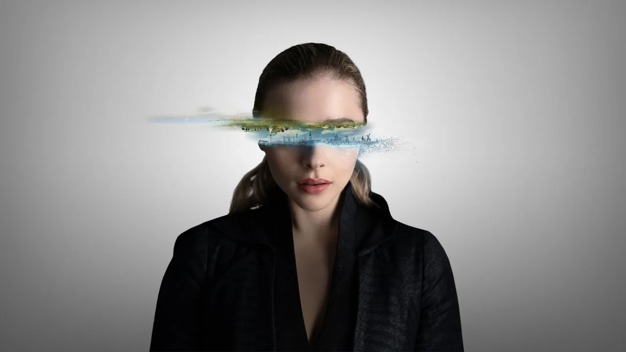 Pessoa em roupa de treino usando headset de realidade virtual, segurando halteres enquanto olha para tela holográfica