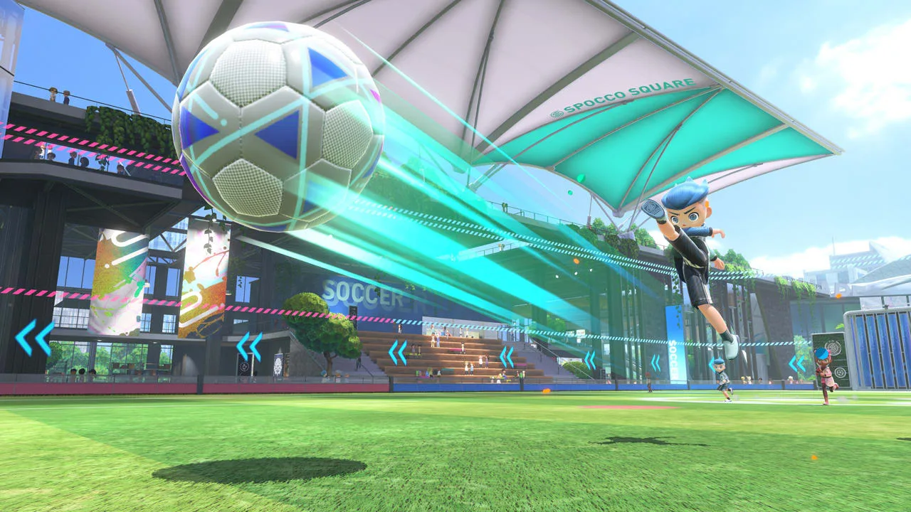 Jovem jogando Switch Sports Resort, segurando Joy‑Con, com bola de tênis, garrafa de água e colchonete