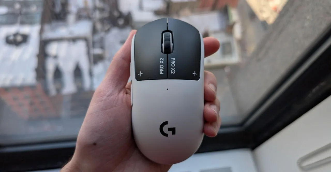 Mouse Logitech G Pro X2 Superstrike preto ao lado do logotipo da marca, com selo de 35% de desconto