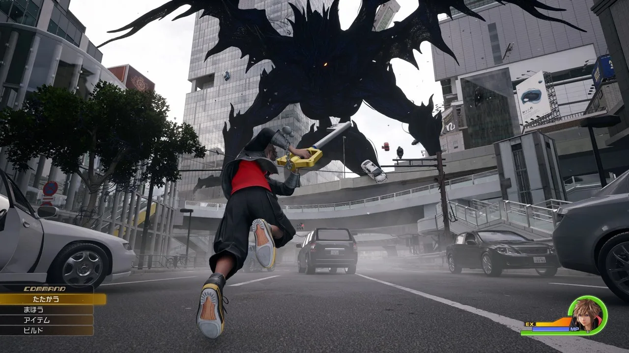 Um jovem de camiseta esportiva faz agachamento com halteres enquanto segura o controle de videogame, ao fundo um pôster de Kingdom Hearts 4