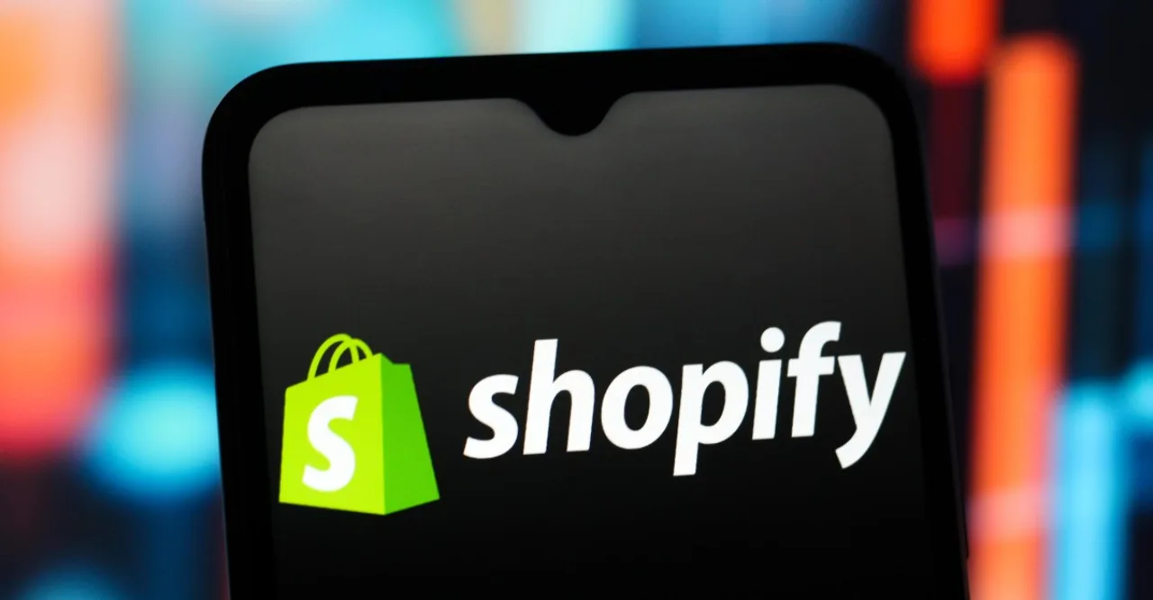 Logo da Shopify exibido na tela de um smartphone, destacando a integração móvel