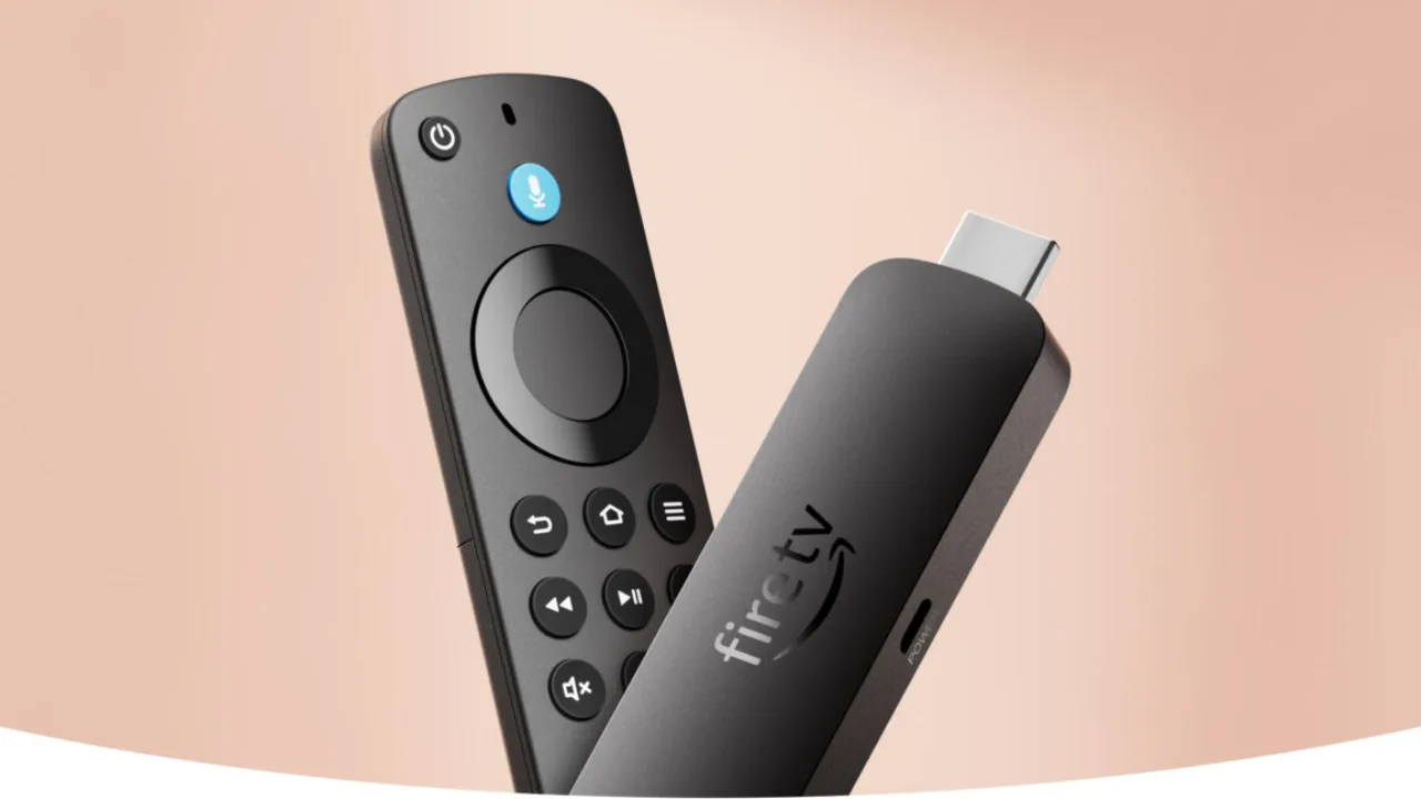 Mulher fazendo alongamento ao lado de um Fire Stick conectado à TV, com maçã verde sobre a mesa