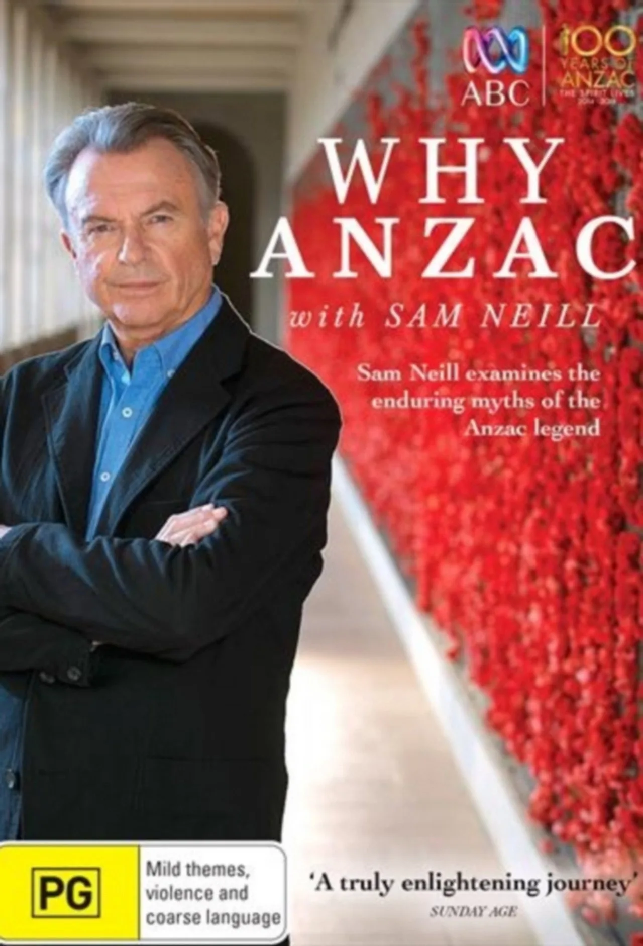 Sam Neill em close-up, usando jaqueta escura com a bandeira aborígene australiana estampada no peito