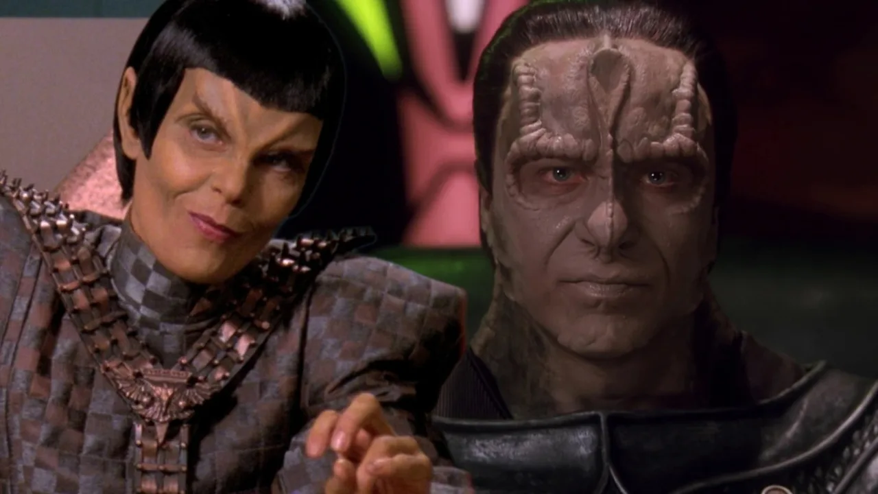 Pessoa vestindo camiseta com emblema Klingon faz agachamento segurando halteres ao lado de bandeiras Star Trek