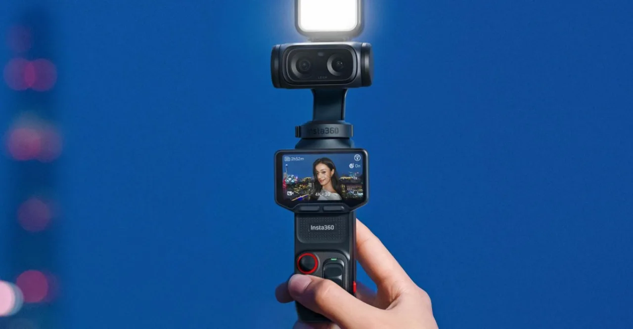 Atleta usando a Insta360 Luna Ultra 8K presa ao peito enquanto faz agachamento com halteres em academia