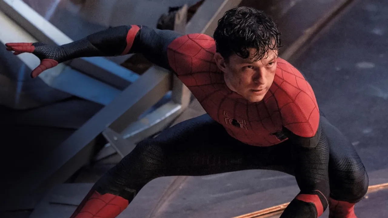 Jovem em camiseta de Spider-Man faz agachamento com halteres ao fundo, pôster de Mysterio na parede