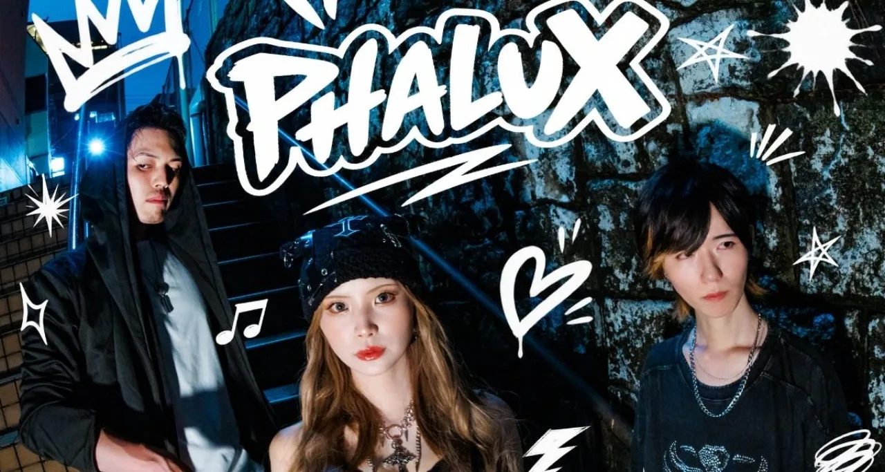 Trio PHALUX em fundo pastel, Hikari cantando, Kaichi na guitarra e KG na bateria, ao lado de La Flor Cielo dançando
