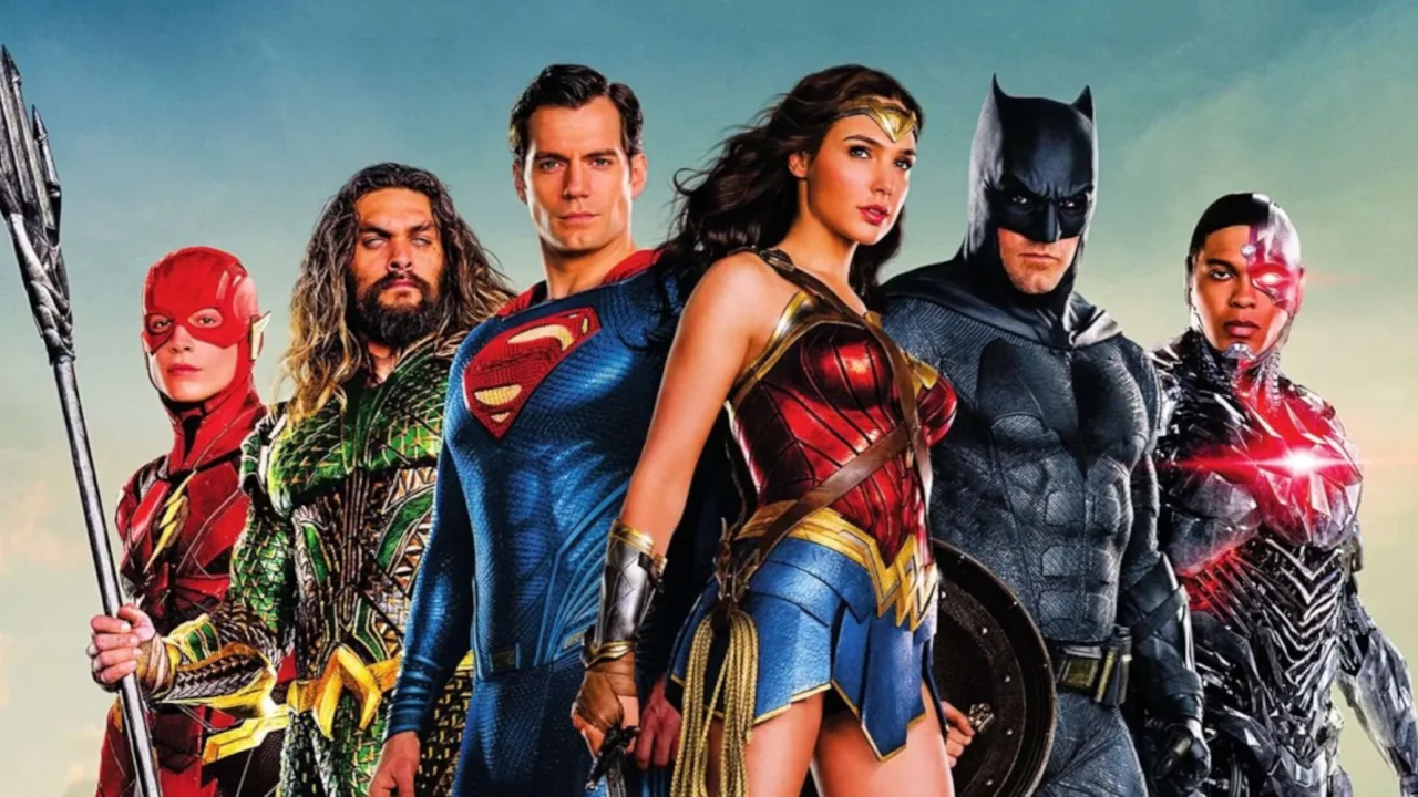 Zack Snyder e Joss Whedon lado a lado, com o logo da Justice League ao fundo e uma claquete de filme