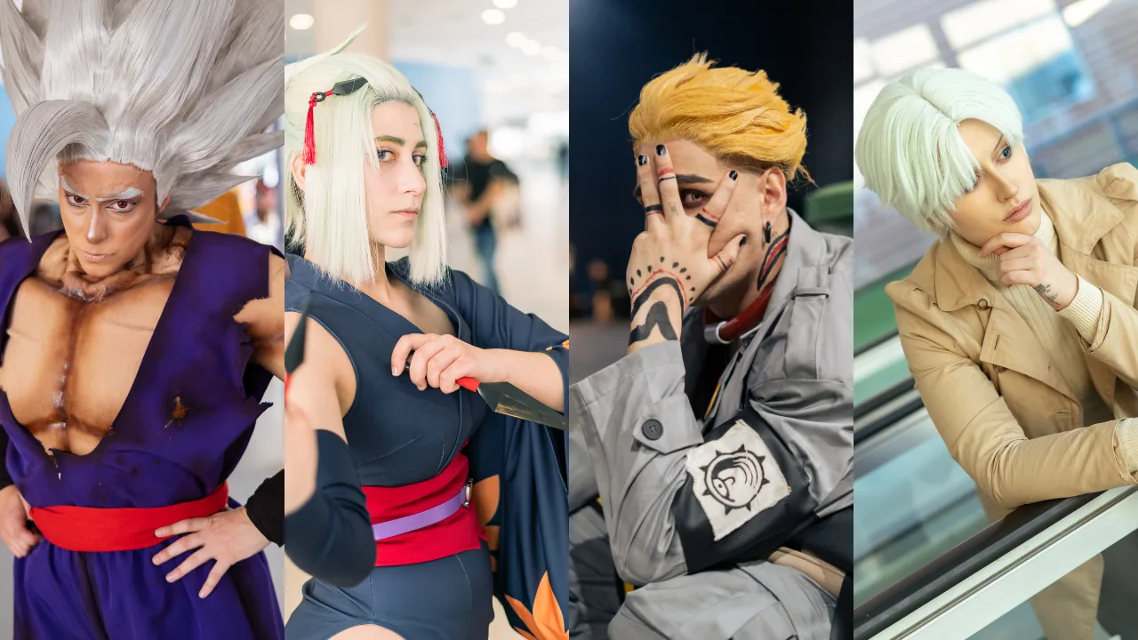 Cosplayer em traje de super‑herói faz agachamento com barra em academia, rodeado de suplementos e tapete de yoga