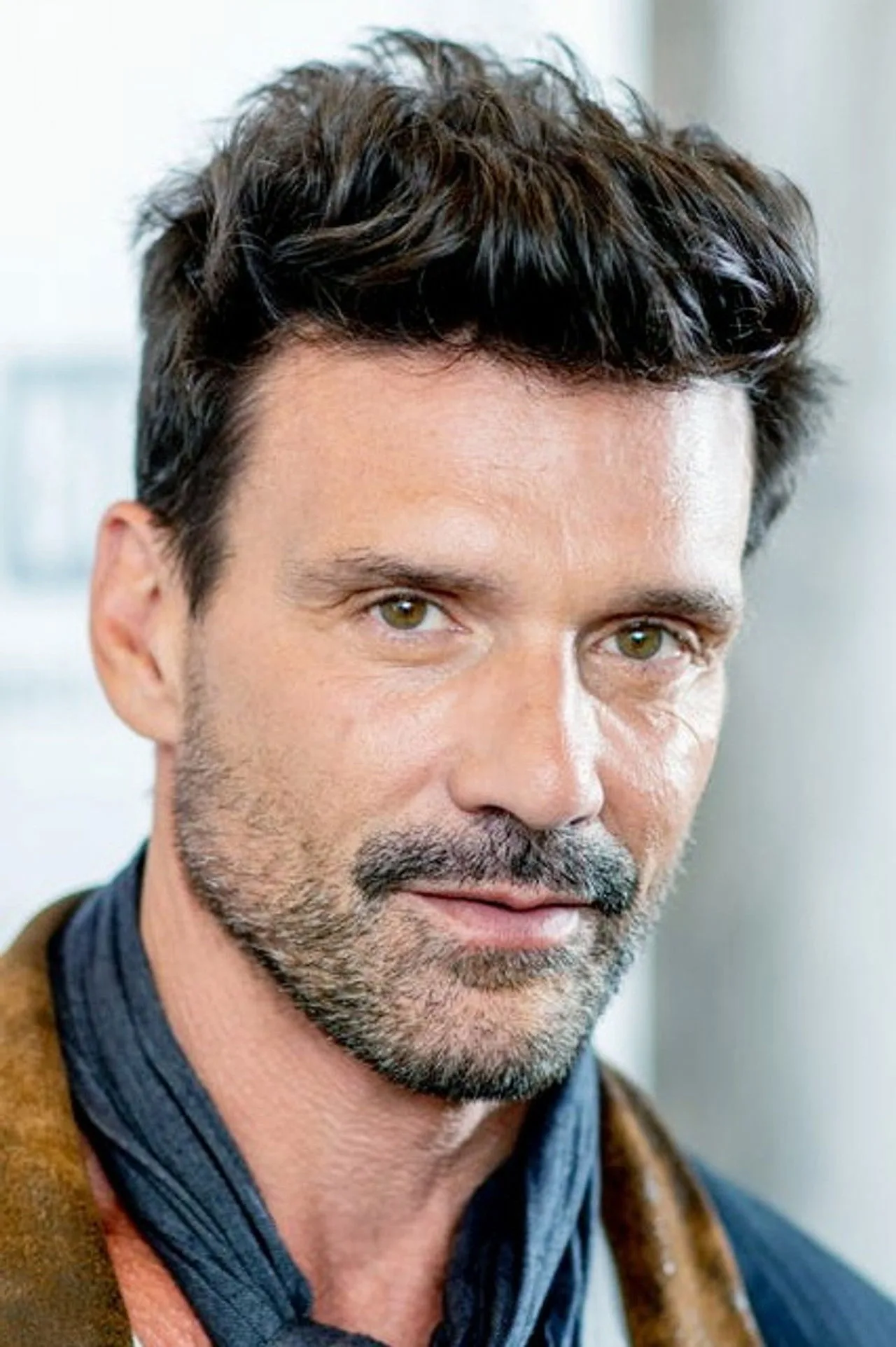Imagem de Frank Grillo — Frank Grillo posta poster com Adria Arjona como Wonder Woman