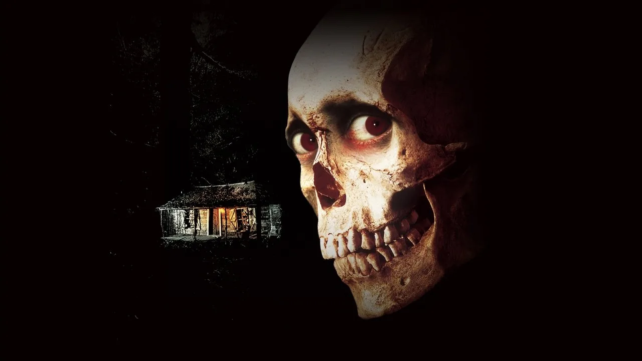 Homem forte faz agachamento com kettlebell vermelho ao lado de uma motosserra, pôster de Evil Dead ao fundo