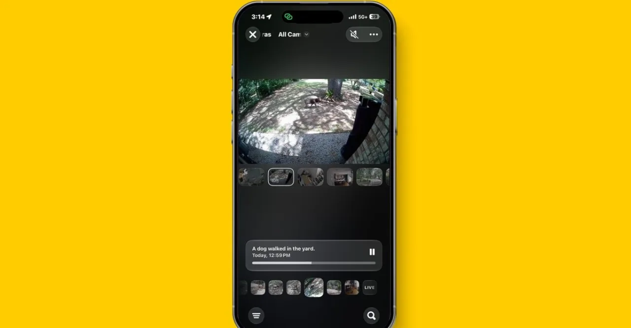 Pessoa correndo na esteira enquanto olha para a tela do iPhone mostrando alerta de câmera HomeKit