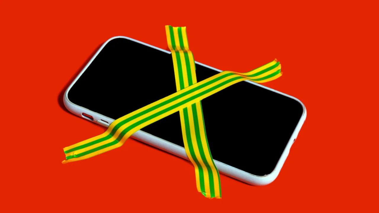 Jovem usando smartwatch Apple, segurando smartphone Android aberto, ao lado de garrafa d'água e halteres
