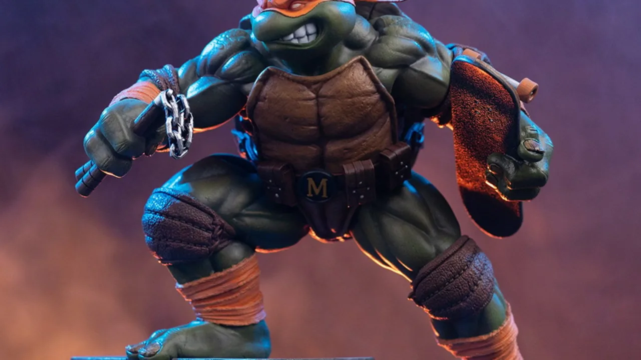 Michelangelo treinando com nunchakus entre fatias de pizza e halteres, unindo agilidade ninja e dieta flexível