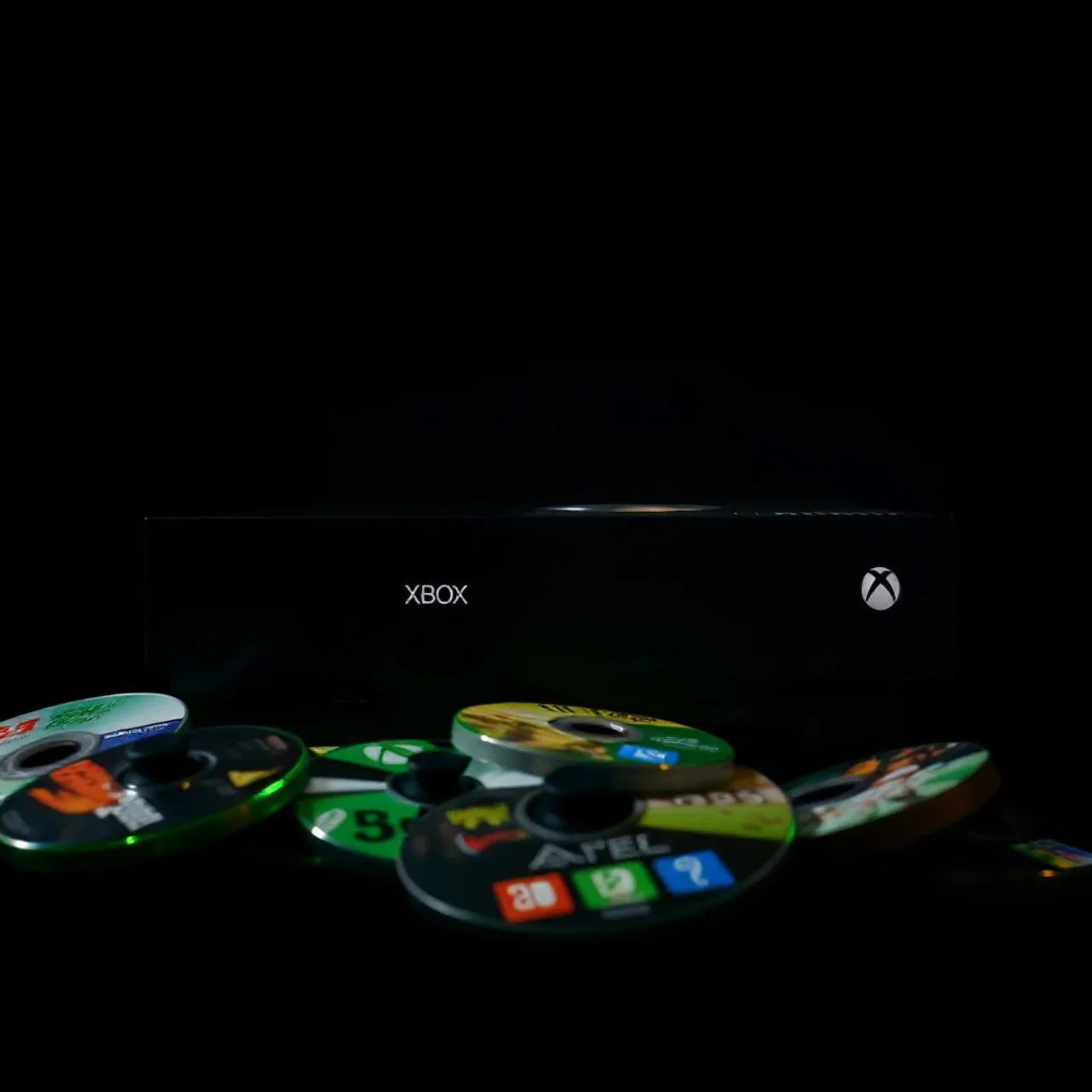 Logo da Xbox ao lado de capas de quatro jogos marcados com um calendário destacando outubro 2026