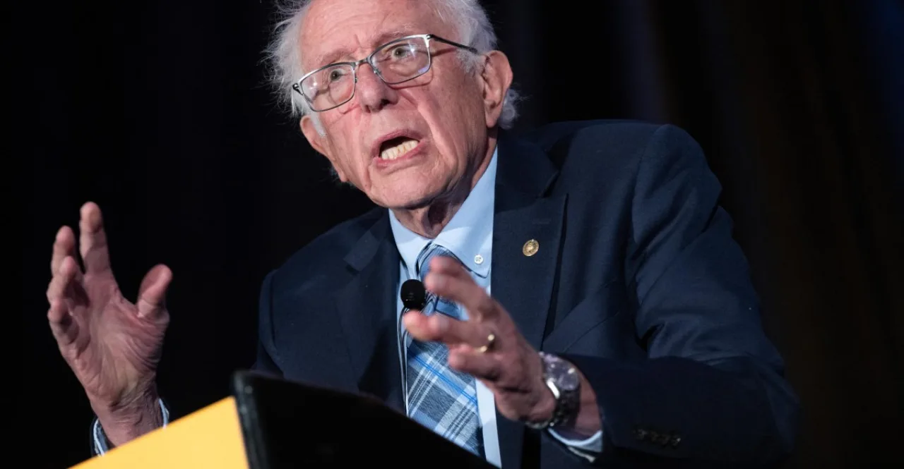 Bernie Sanders aponta para holograma de cérebro digital enquanto está em pé no Senado dos EUA