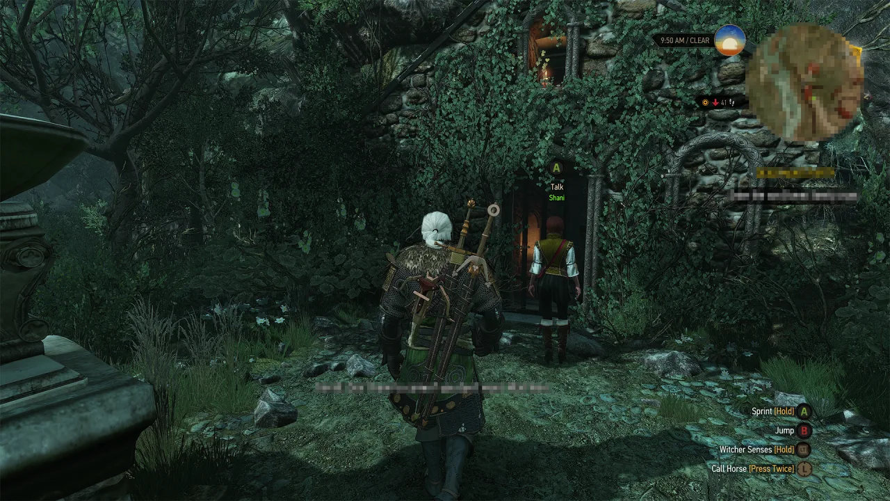 Jogador no sofá, segurando controle Xbox, faz agachamento com halteres ao lado enquanto joga The Witcher