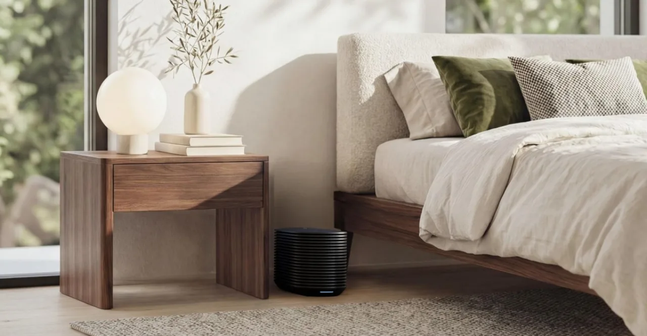 Hub de resfriamento Eight Sleep Pod 6 discreto sob colchão, com logo da marca ao fundo