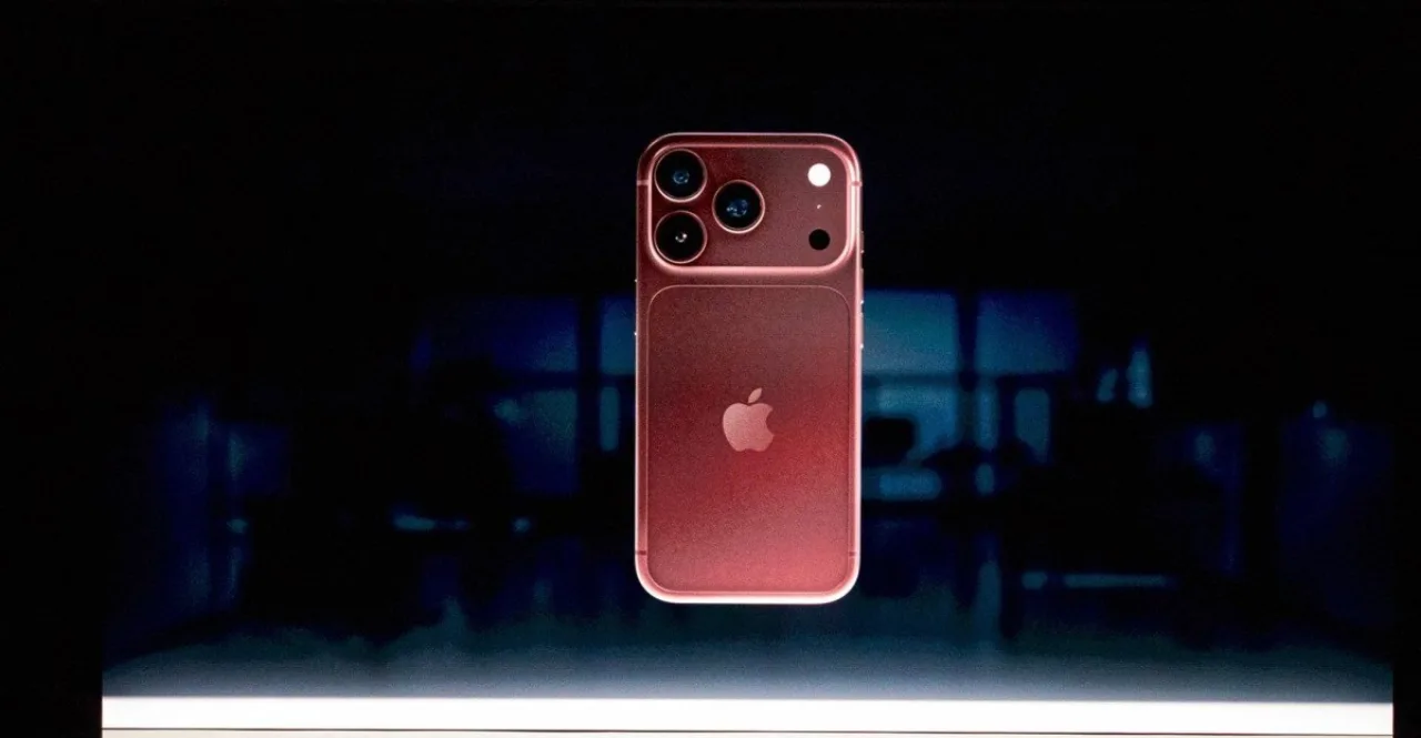 iPhone 18 Pro prateado em close, destacando o módulo de câmera com lente de abertura dinâmica e o logotipo da Apple
