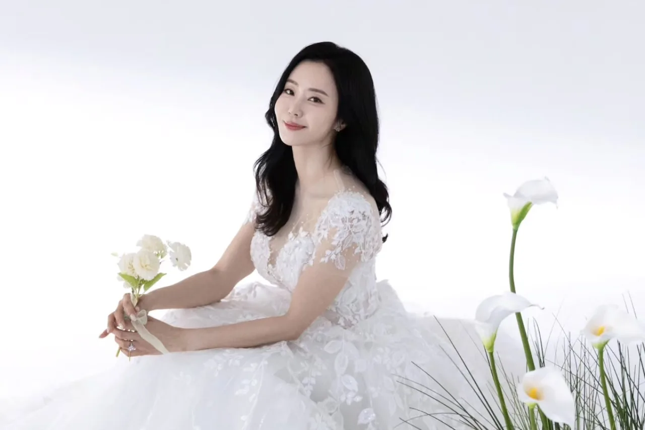 Ban Min Jung treina pilates no reformer, ajustando a postura para o vestido de noiva
